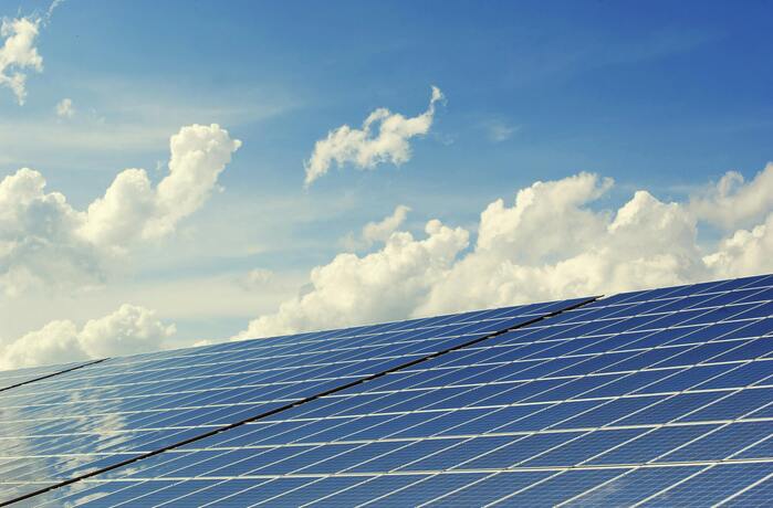 immagine fotovoltaico con cielo azzurro