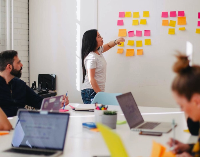Progetto ADA - addetto front office indica post it durante formazione